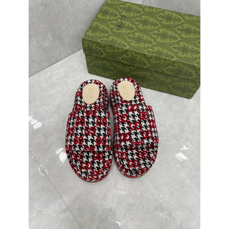 G*u*i slippers